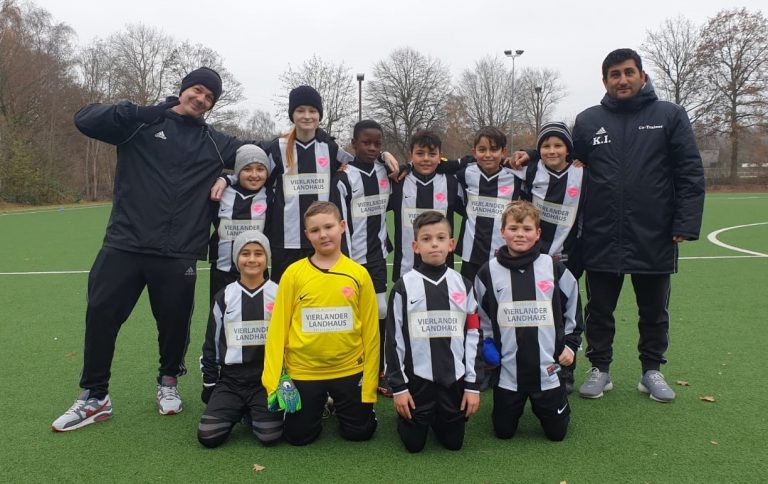 2009er_Jungs_mit_Trainer